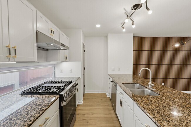 Building Photo - 6121 Gehring St