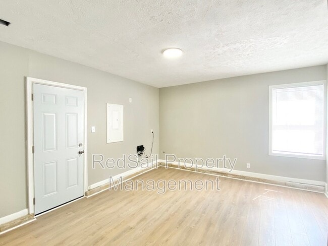 Building Photo - 709 Chatsworth Dr