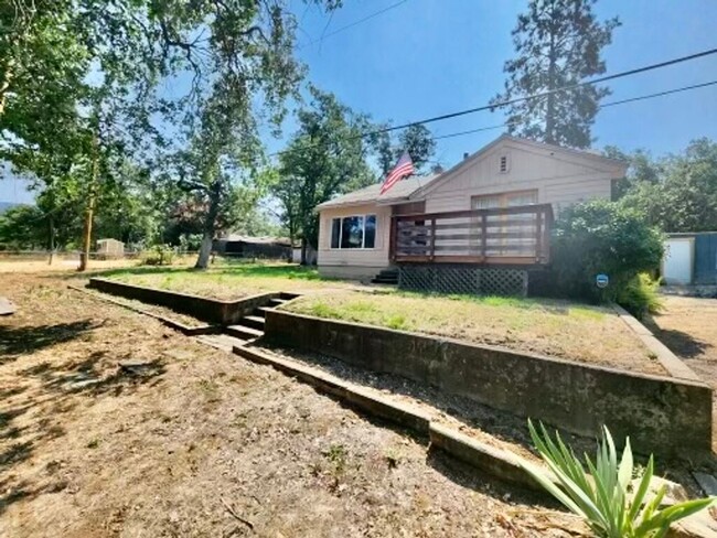 Building Photo - Horse property on 2.8 acres in Ruch with 2...