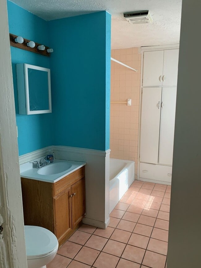 Building Photo - 3 or 4 bedroom (3 bedrooms+ bonus room) House in Rum Village