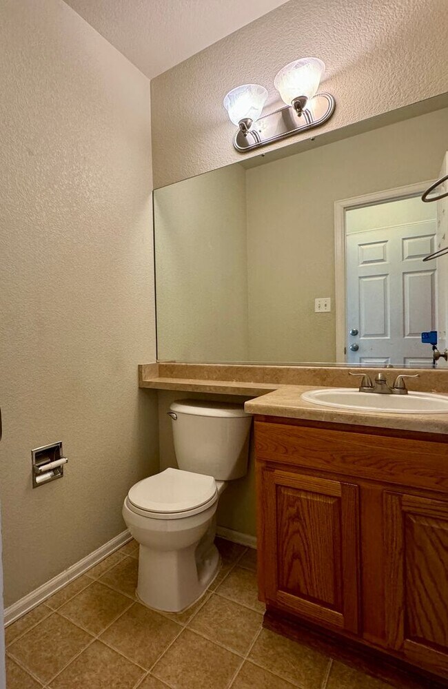 Building Photo - 3 Bedroom Home With Plenty of Space! Avail...