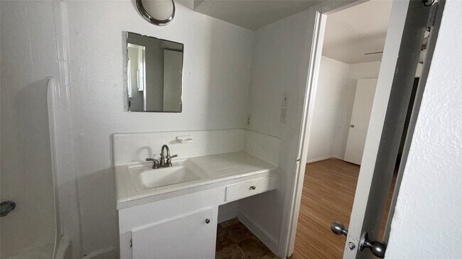 Building Photo - 1906 Binz St