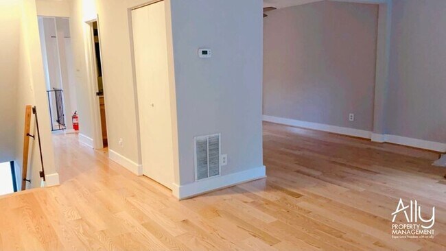 Building Photo - 583 Southampton Ct
