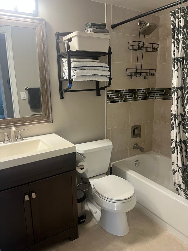 Building Photo - 1035 Lake Shore Dr