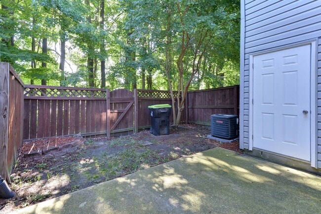 Building Photo - Convenient Coventry Townhome