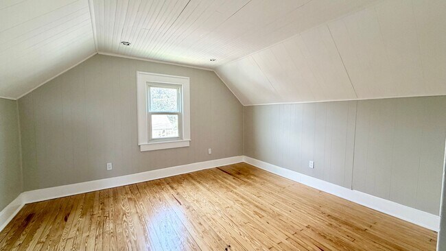 Building Photo - Spacious Updated 5BR Home with Flexible Living Options