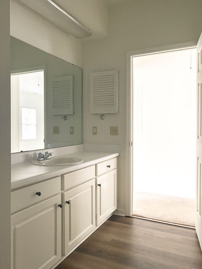 Building Photo - Two Bedroom Townhome!