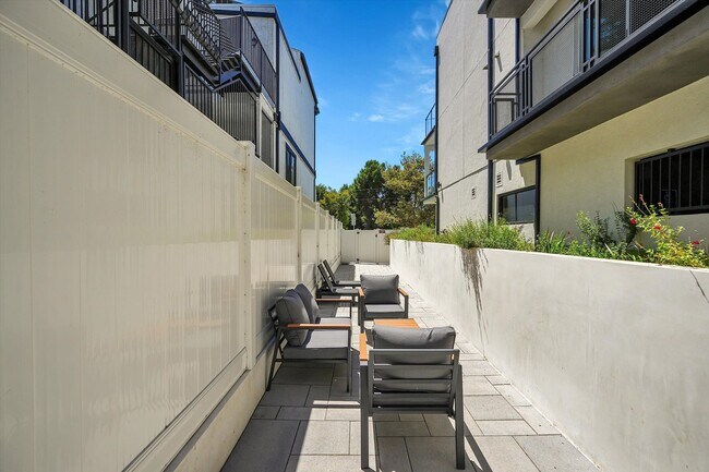 Building Photo - Riverside 4 Lease