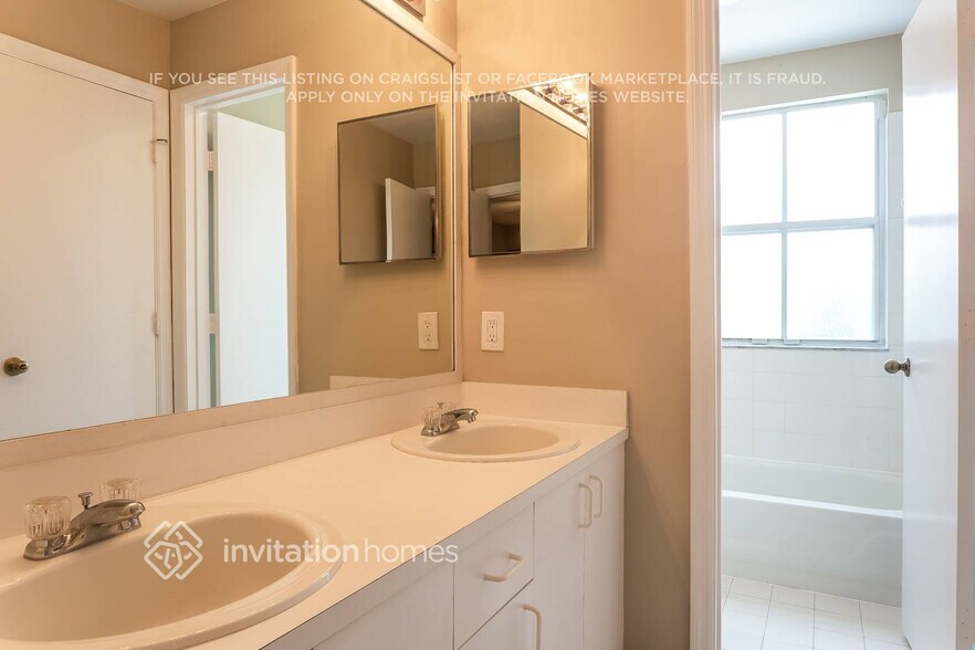 Building Photo - 7521 Santa Monica Dr