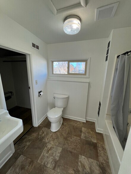 Building Photo - 1166 S Sheridan Ave