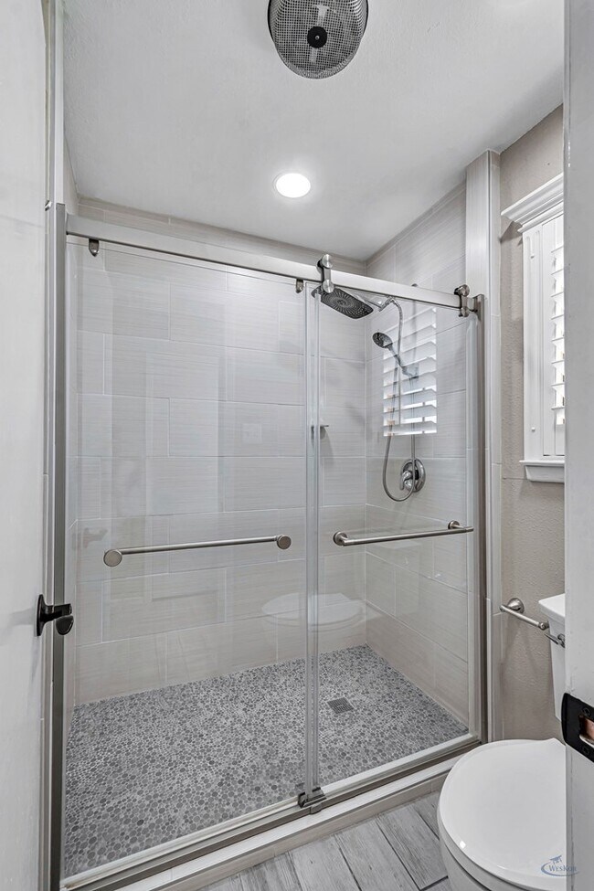 Building Photo - 1800 W 23rd St