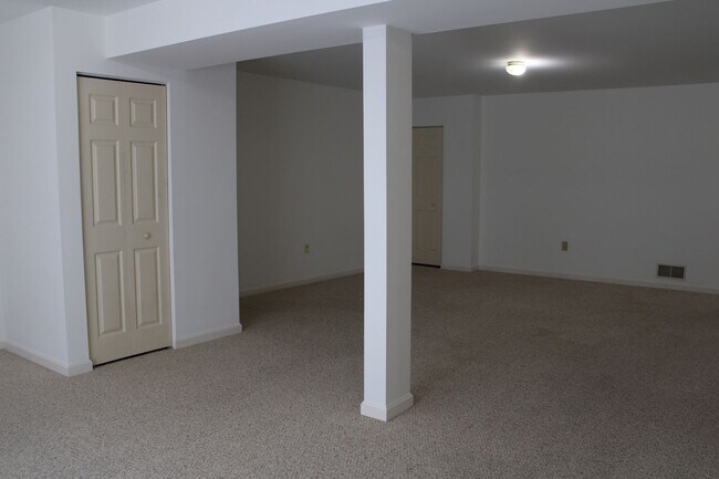 Building Photo - Town Home