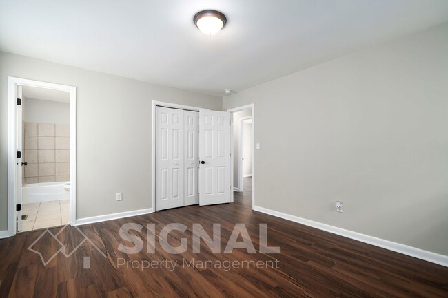 Building Photo - 2827 Arrowhead Cir NE