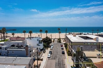 Building Photo - Beachside Retreat – Steps to the Sand in Hermosa Beach!