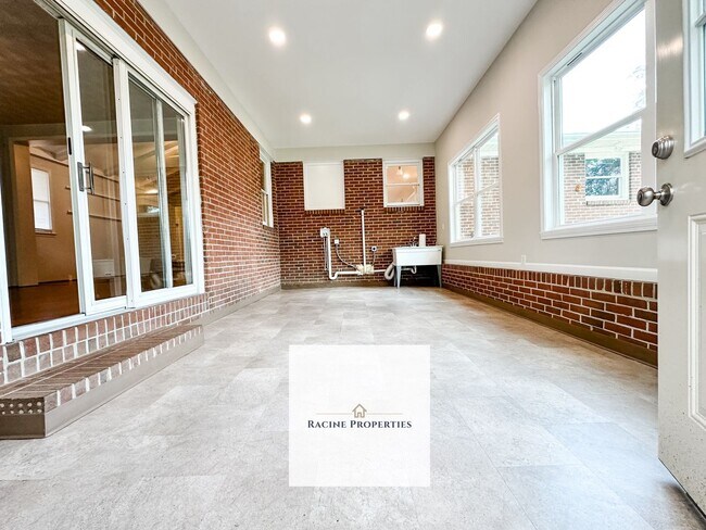 Building Photo - Beautiful Brick Ranch in Taylors, SC