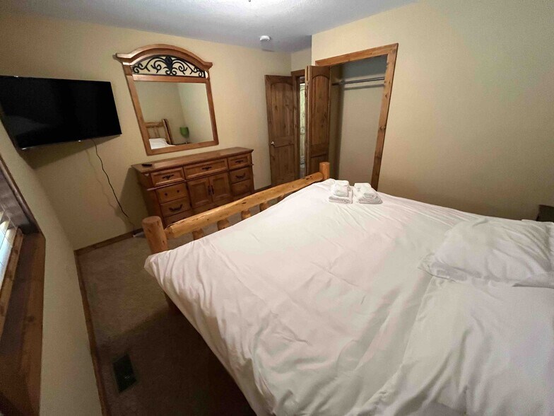 Building Photo - 511 N Aspen St