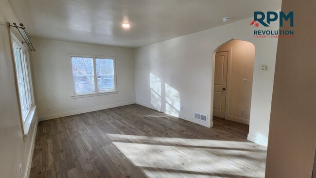 Building Photo - "Charming 3-Bed in Ogden: Spacious 1104 Sq Ft Living!"
