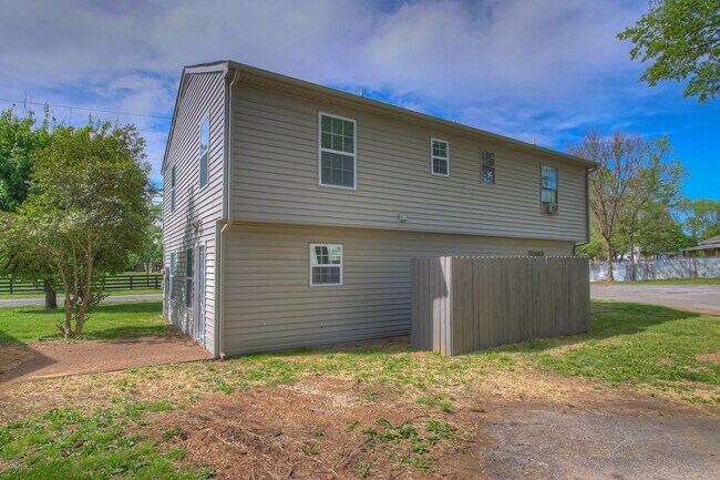 Building Photo - 350 Beechcroft Rd