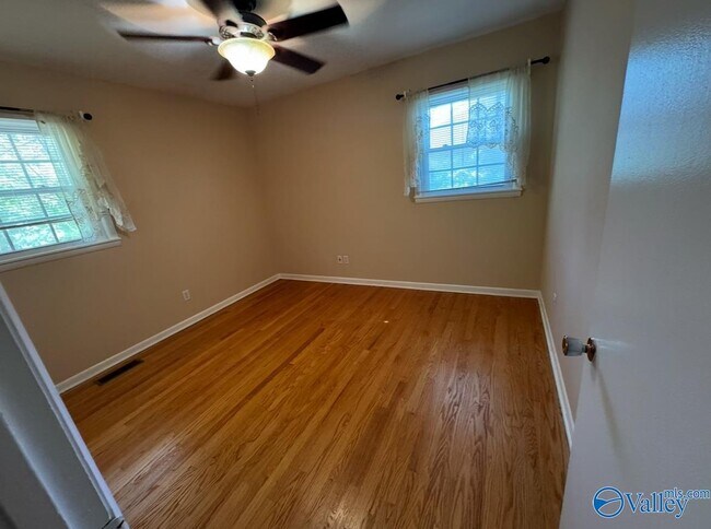 Building Photo - 10011 Strong Dr SE