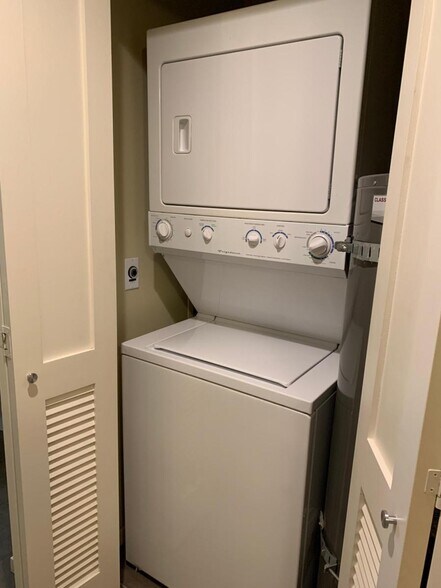 In-Unit Washer Dryer - 81 Clay St