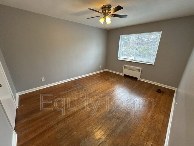 Building Photo - 5929 Oakwood Ave