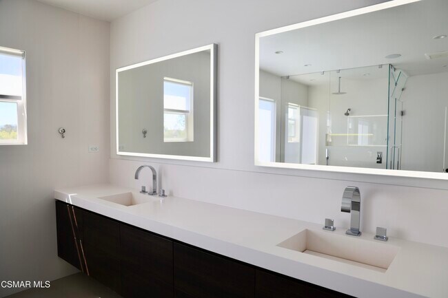 Building Photo - 6072 Mandeville Pl