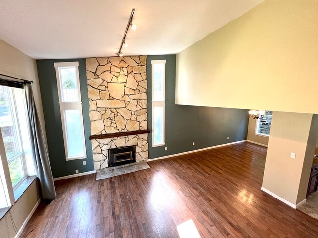 Building Photo - Charming 3-Bed, 3-Bath Home with Bonus Roo...