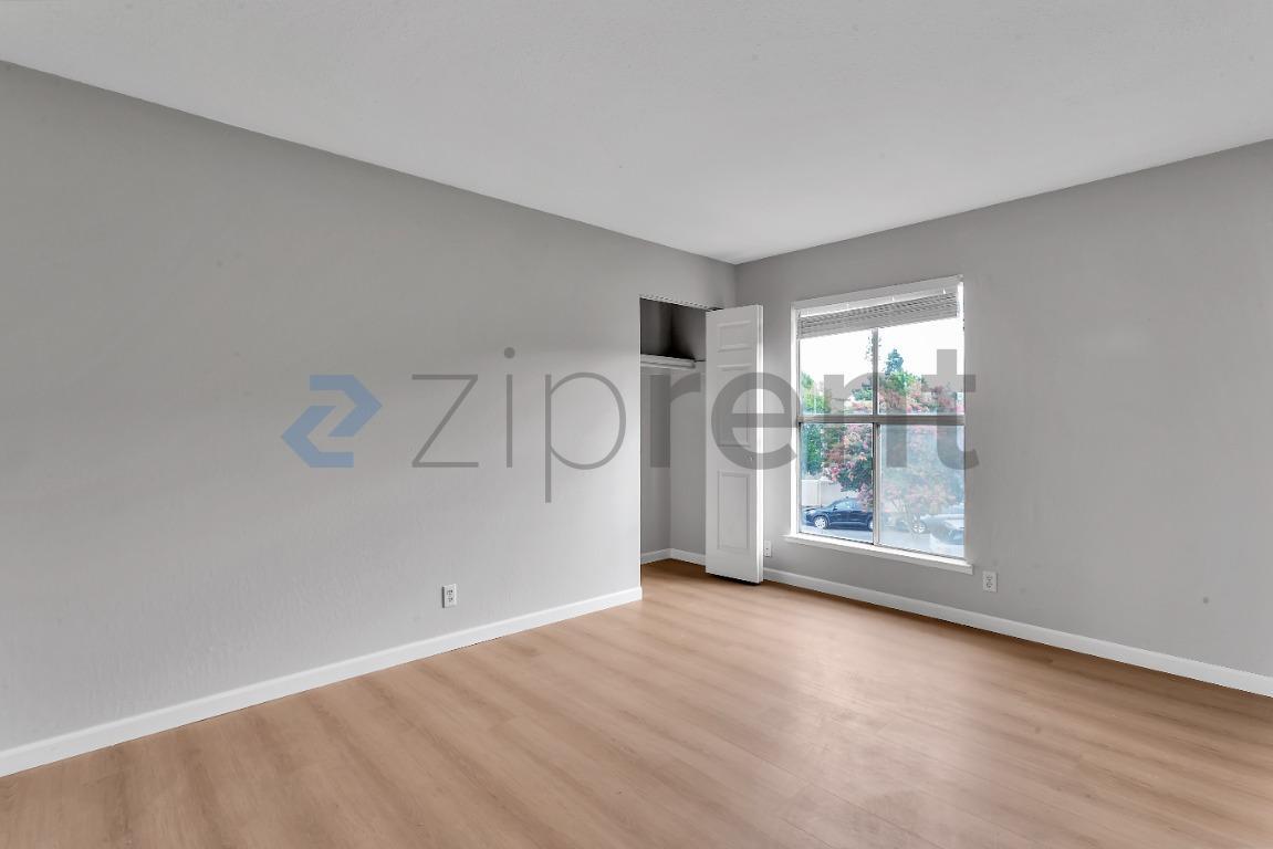 Building Photo - Unit 5