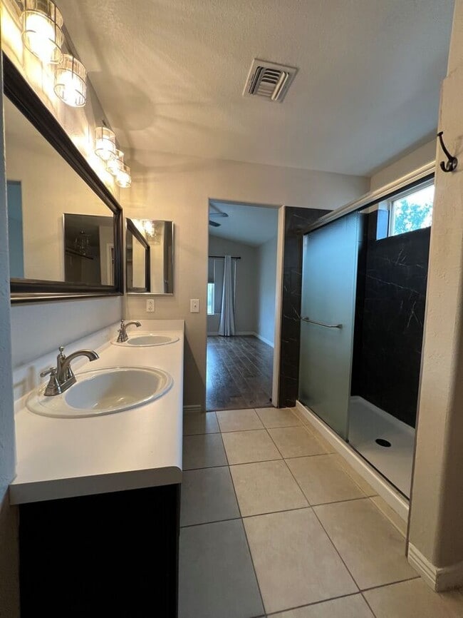 Building Photo - HOUSE FOR RENT