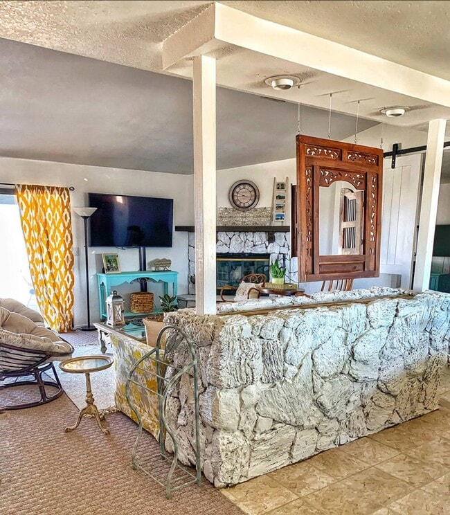 Building Photo - Beautiful BOHO Home Near the National Park