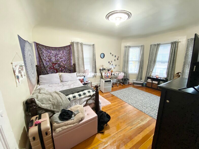 Building Photo - 10 Sachem St