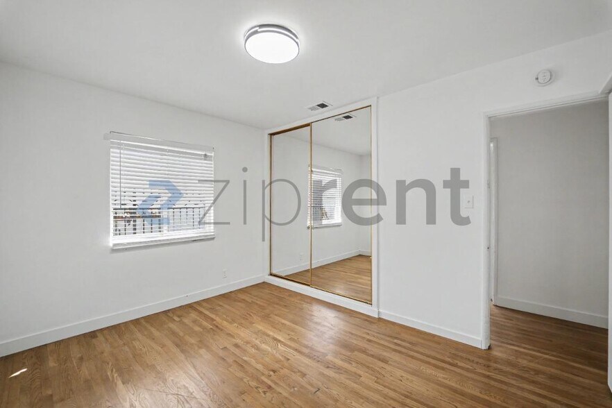Building Photo - Unit