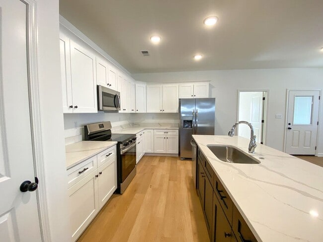 Building Photo - 4 bedroom, 2 bathroom near Brighton Middle...