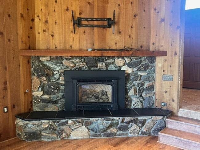 Building Photo - MAKE THIS YOUR HOME IN THE COUNTRY