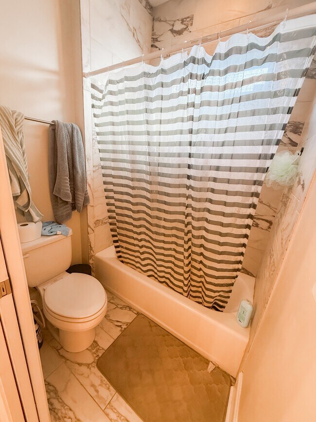 Building Photo - 5742 Vlg Rdg Ln