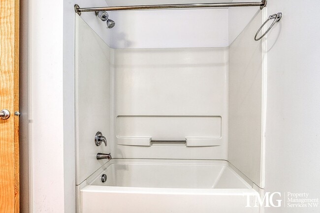 Building Photo - 2 Bed 2 Bath Downtown 3rd Floor Condo Wate...