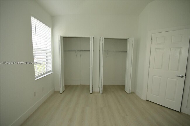 Building Photo - 781 SW 148th Ave