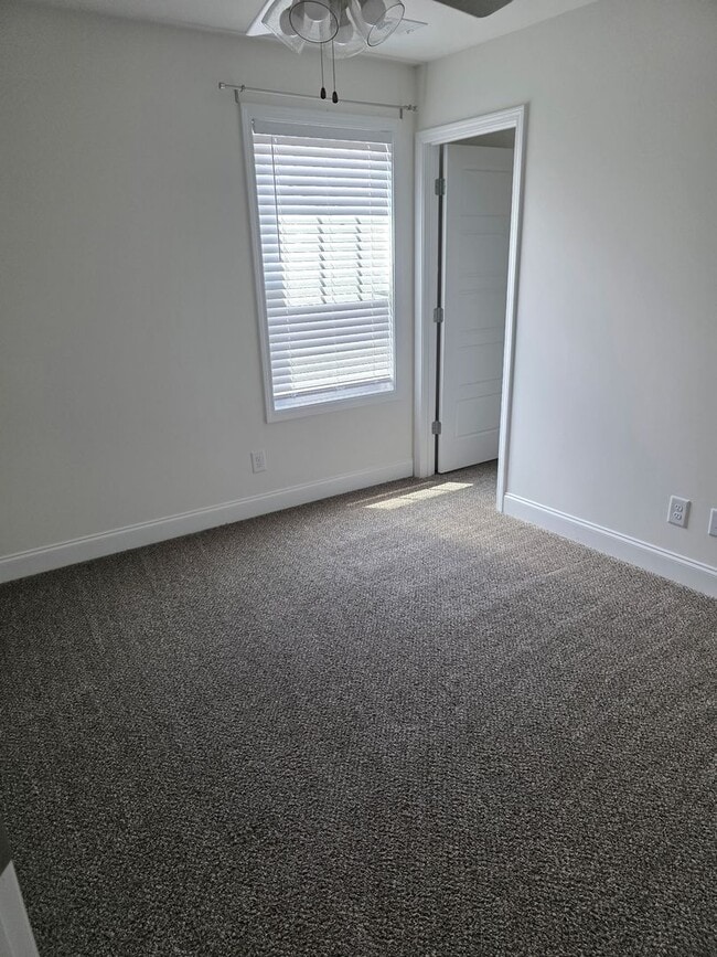 Building Photo - What a floor plan!!  Like new and ready for you!