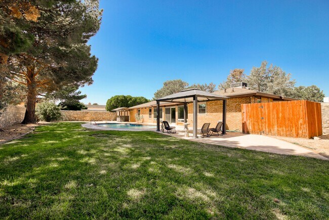 Building Photo - Stunning eastside rental in highly desirable area!