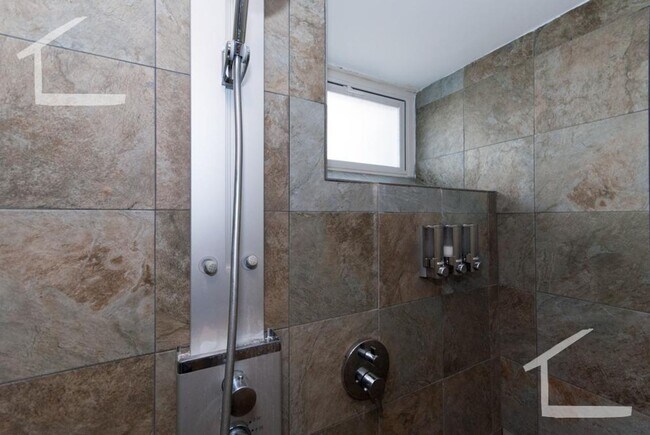 Building Photo - 35 Bentley St