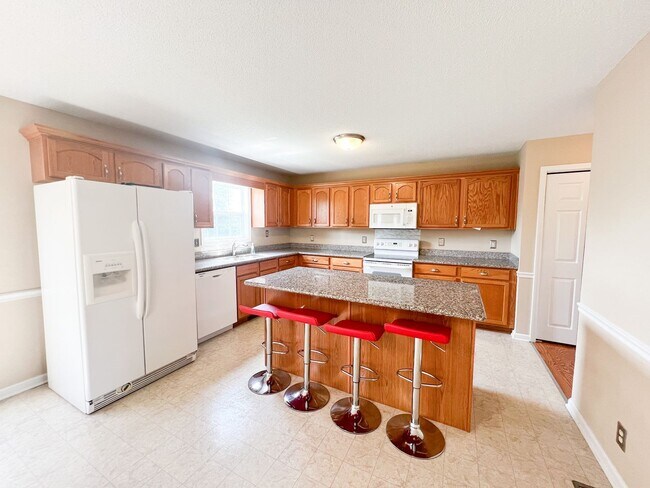 Building Photo - 3 Bedroom 2 1/2 Bathroom Home with fenced ...