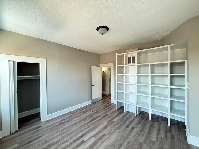 Building Photo - Spacious 4BR Rowhome Near Ellwood Park, Washer/Dryer Included