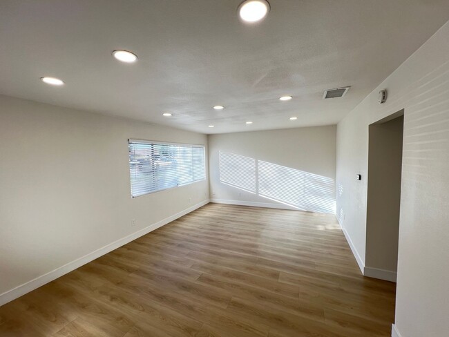 Building Photo - Beautifully Remodeled 1 Bedroom Condo in O...