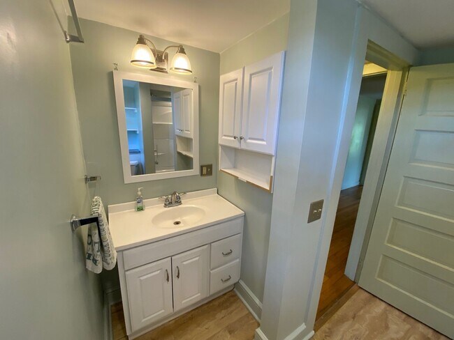 Building Photo - Woodfin - 1920's Cottage