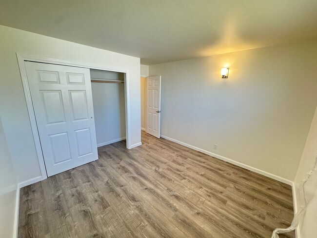 Building Photo - Fully renovated 2-bedroom, 1-bath unit loc...
