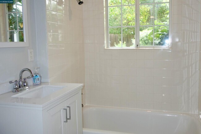 Building Photo - 609 Maureen Ln