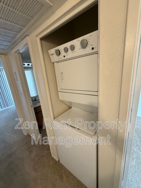 Building Photo - 2843 E Marconi Ave