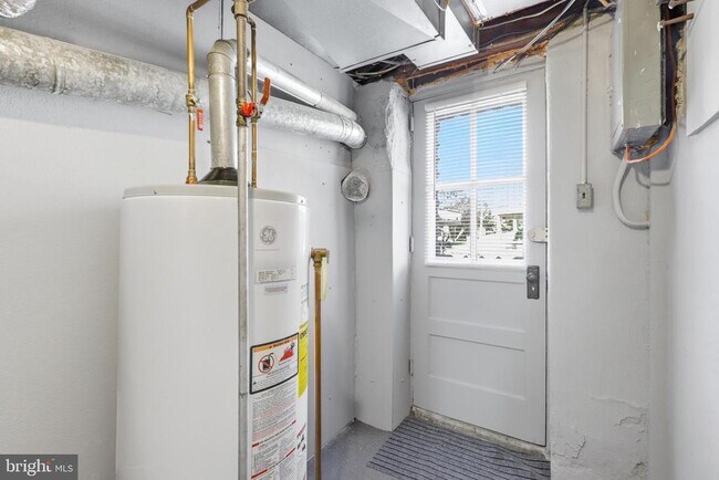 Building Photo - 271 W Wyncliffe Ave