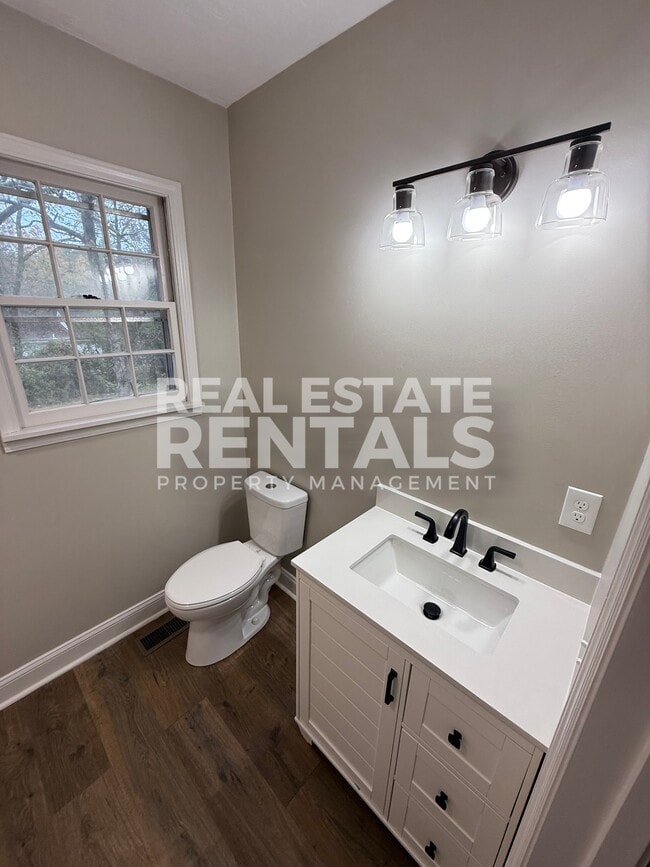 Building Photo - 302 Aderholt St