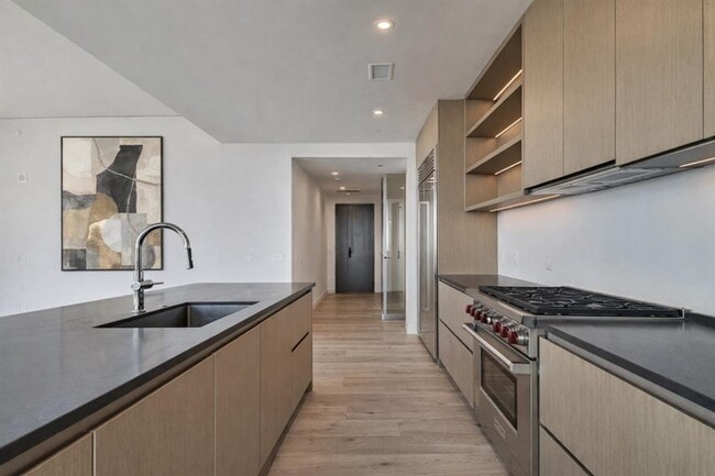 Building Photo - 610 Davis St